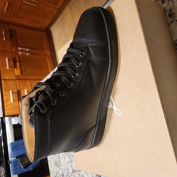 Christian Louboutin - Picture 3 of 10